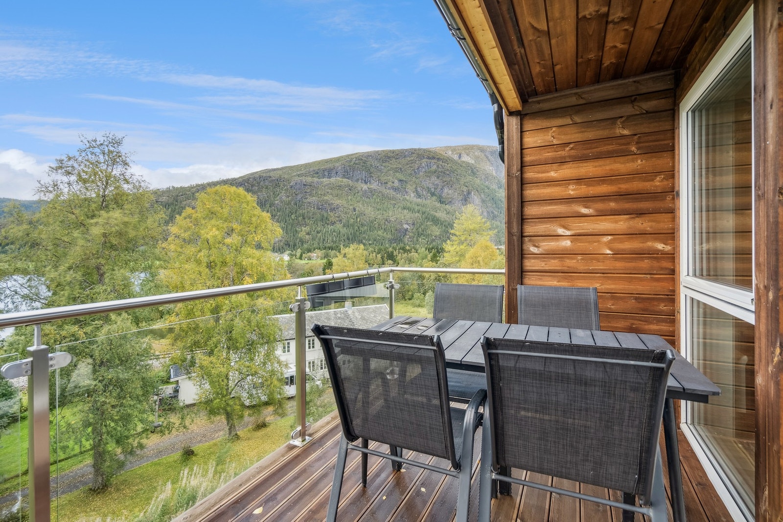 Her er det god plass til å møblere med både spisemøbler, grill og mer. Galleribilde