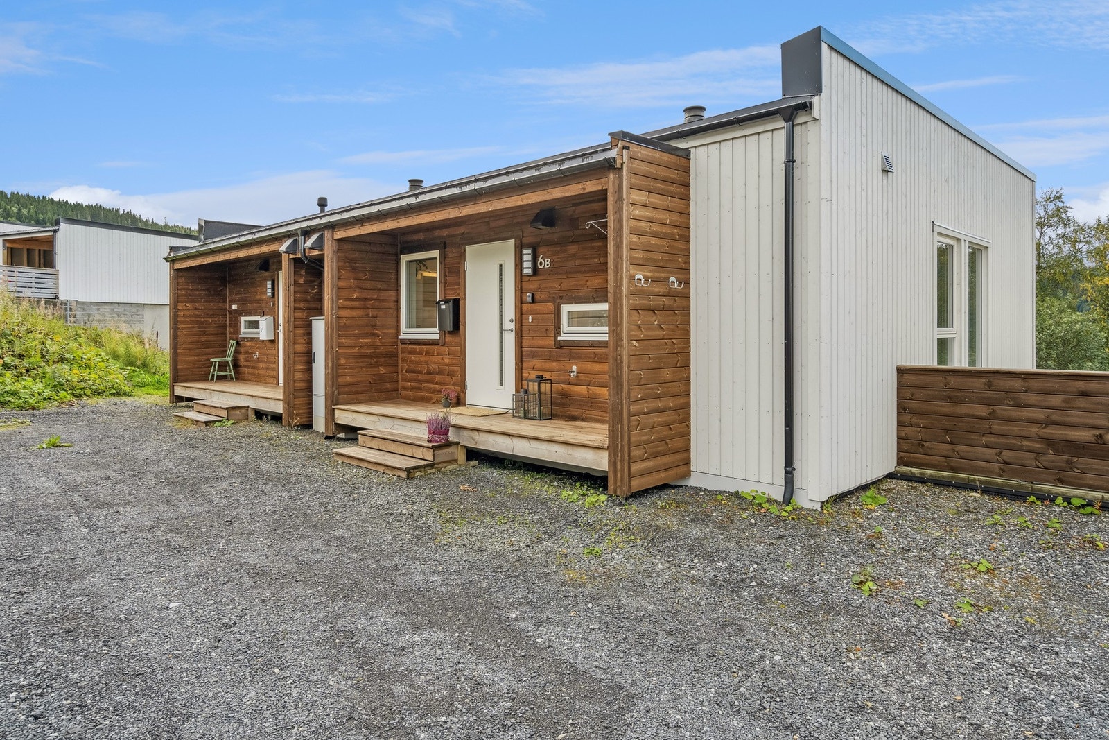 Boligen går over to plan og har i tillegg parkeringsplass i carport og en romslig sportsbod for ekstra lagring. Galleribilde