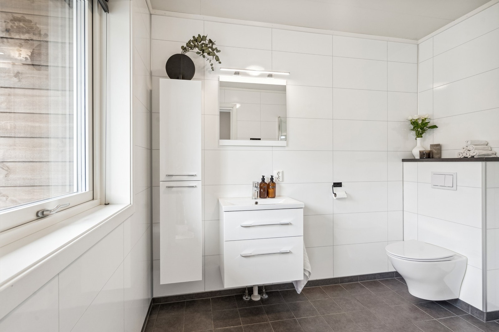 Badet har vask, toalett og dusjhjørne. Her har du også varmekabler i gulvet. Galleribilde