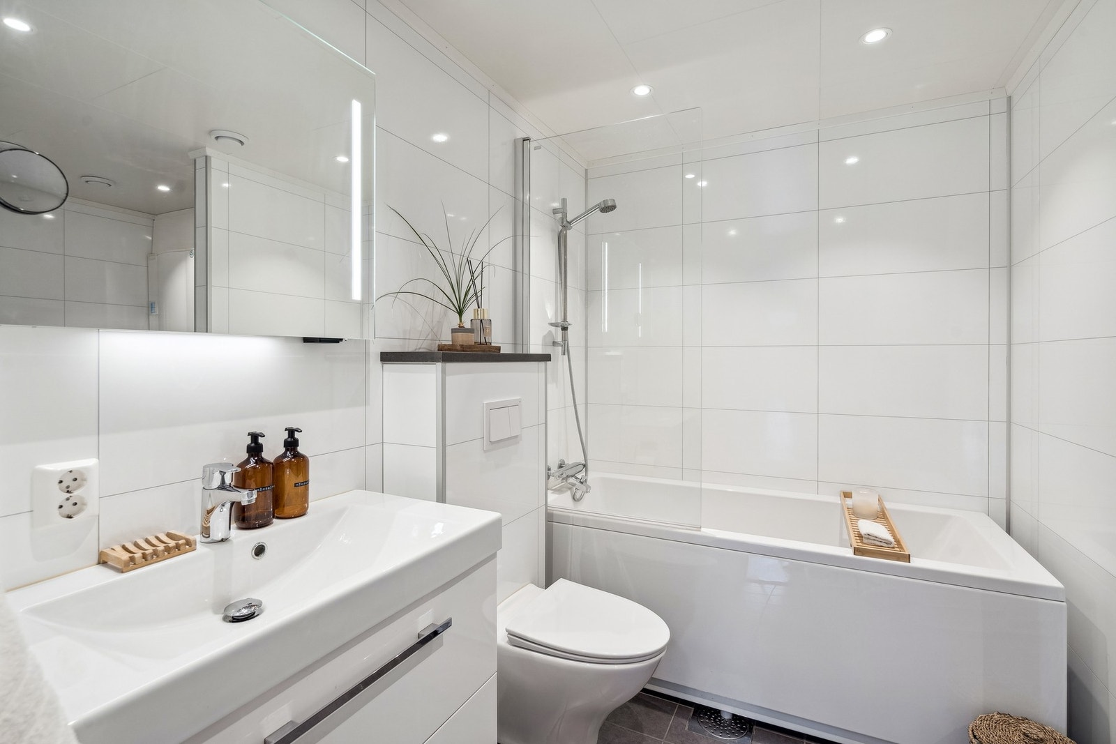 Badet i sokkelen består av vask, toalett, dusj, badekar og god plass til vaskemaskin og tørketrommel. Galleribilde