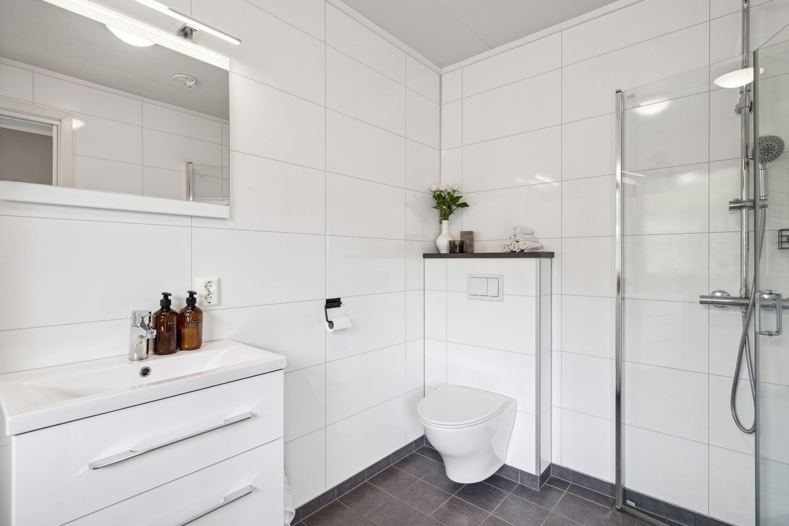 Lyse og fine overflater som gjør badet tidløst og moderne. Galleribilde