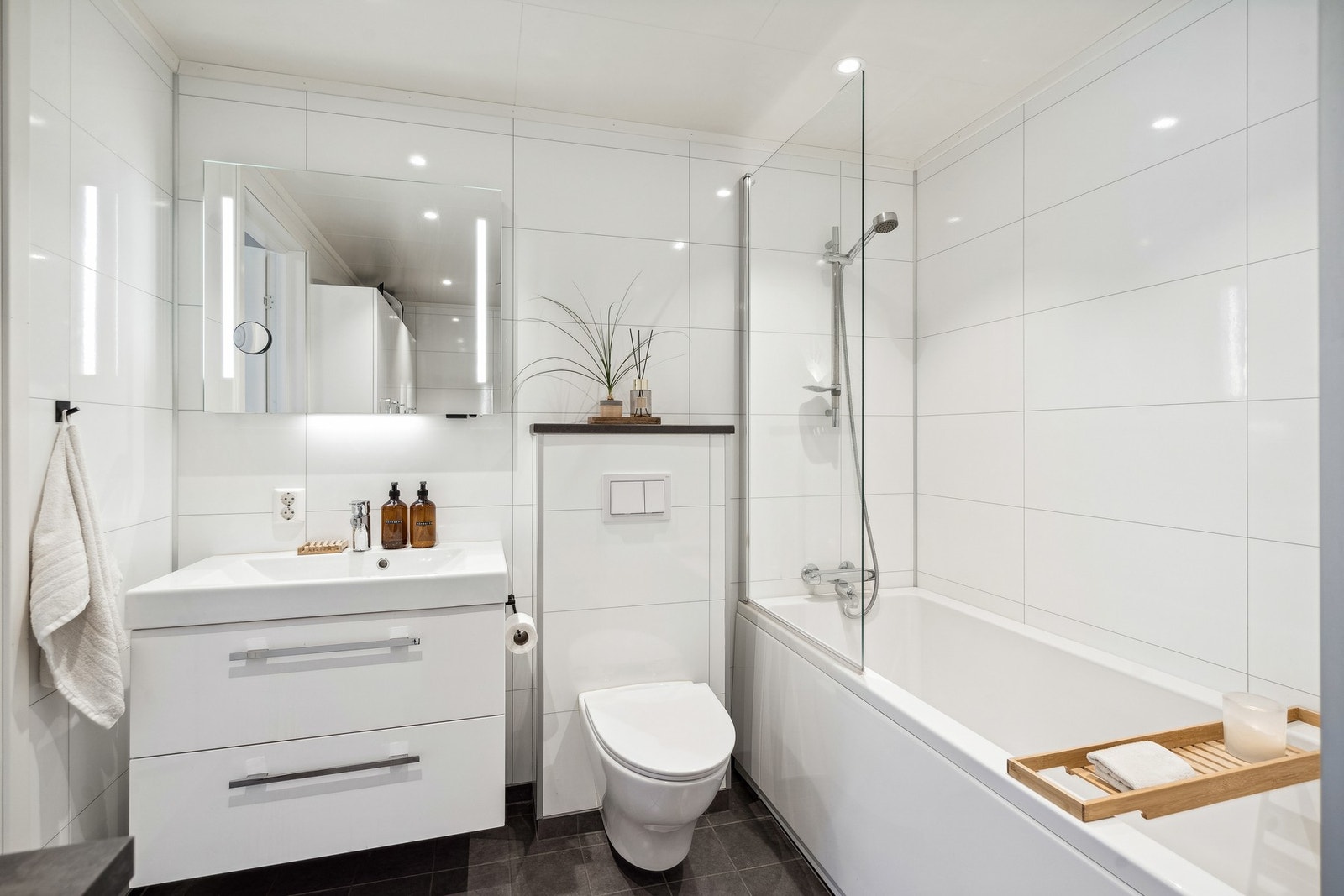 Badet er godt opplyst med spotter i taket og ekstra belysning i selve speilet. Galleribilde