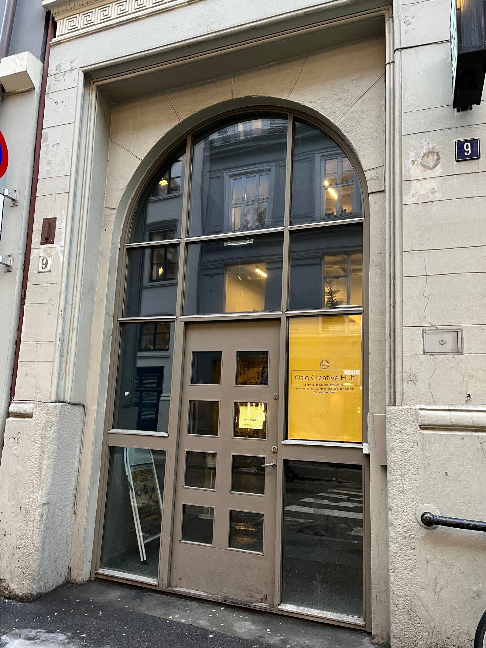 Kontorinngangsparti Galleribilde