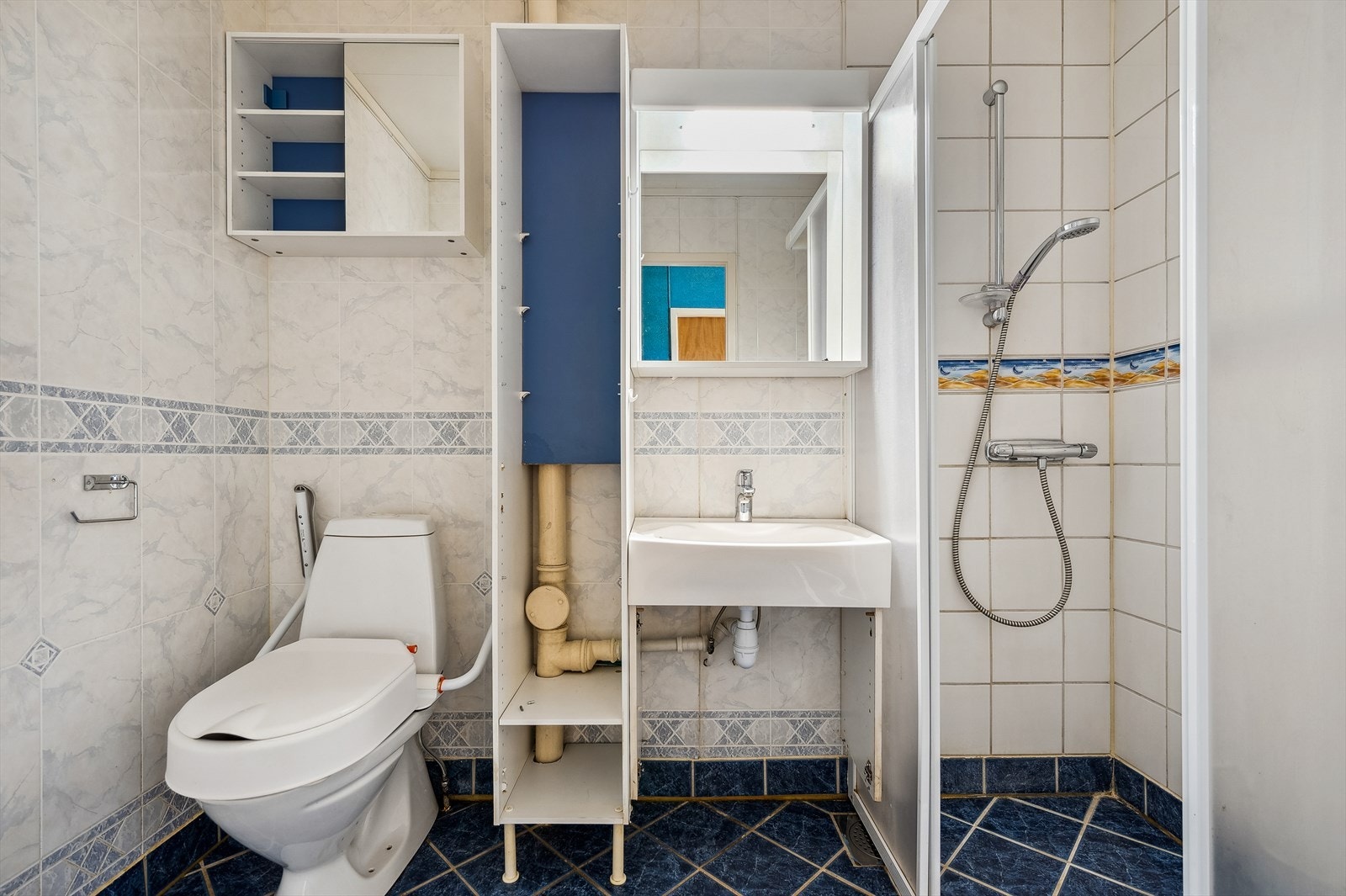 Badet ligger godt plasser midt i huset. Her må det påregnes en del oppgradering for å tilfredsstille dagens krav. Galleribilde