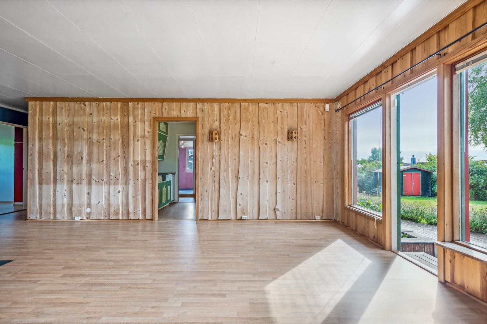I stua er det trepanel på veggene og parkett på gulvet. Dør ut til stor og solrik terrasse. Galleribilde