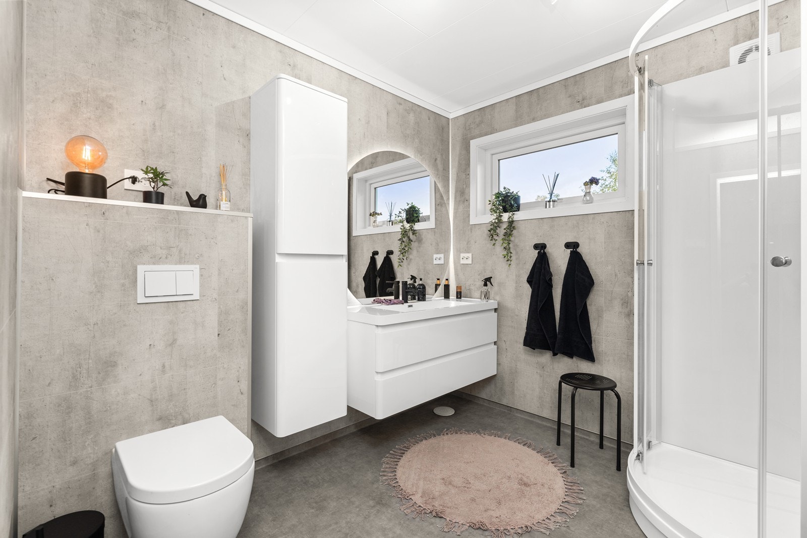 Renovert bad/ wc med dusjkabinett fra 2023 Galleribilde