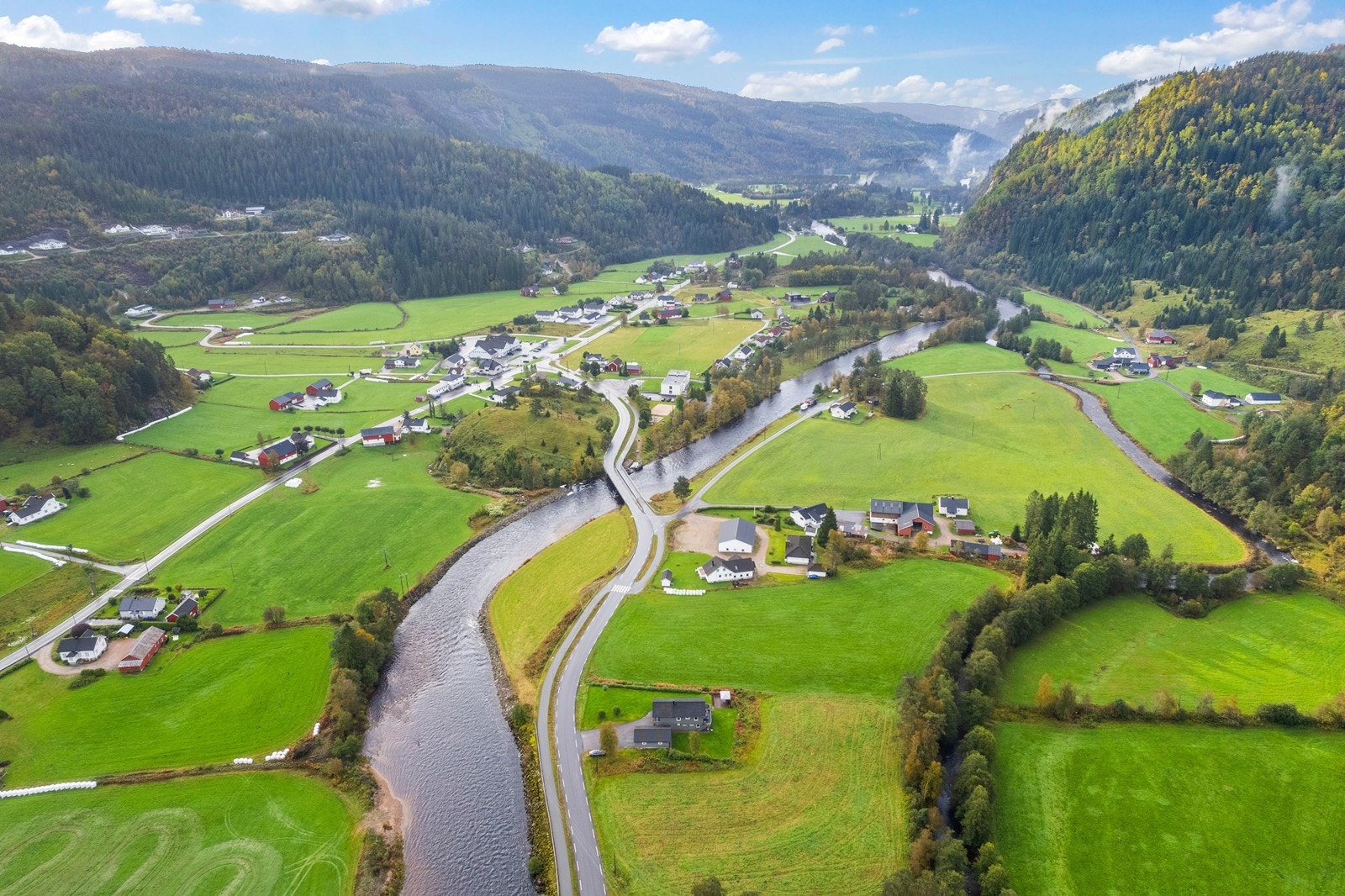 Eiendommen har sentral beliggenhet på Birkeland med gangavstand til skole, idrettsanlegg og butikk. Galleribilde