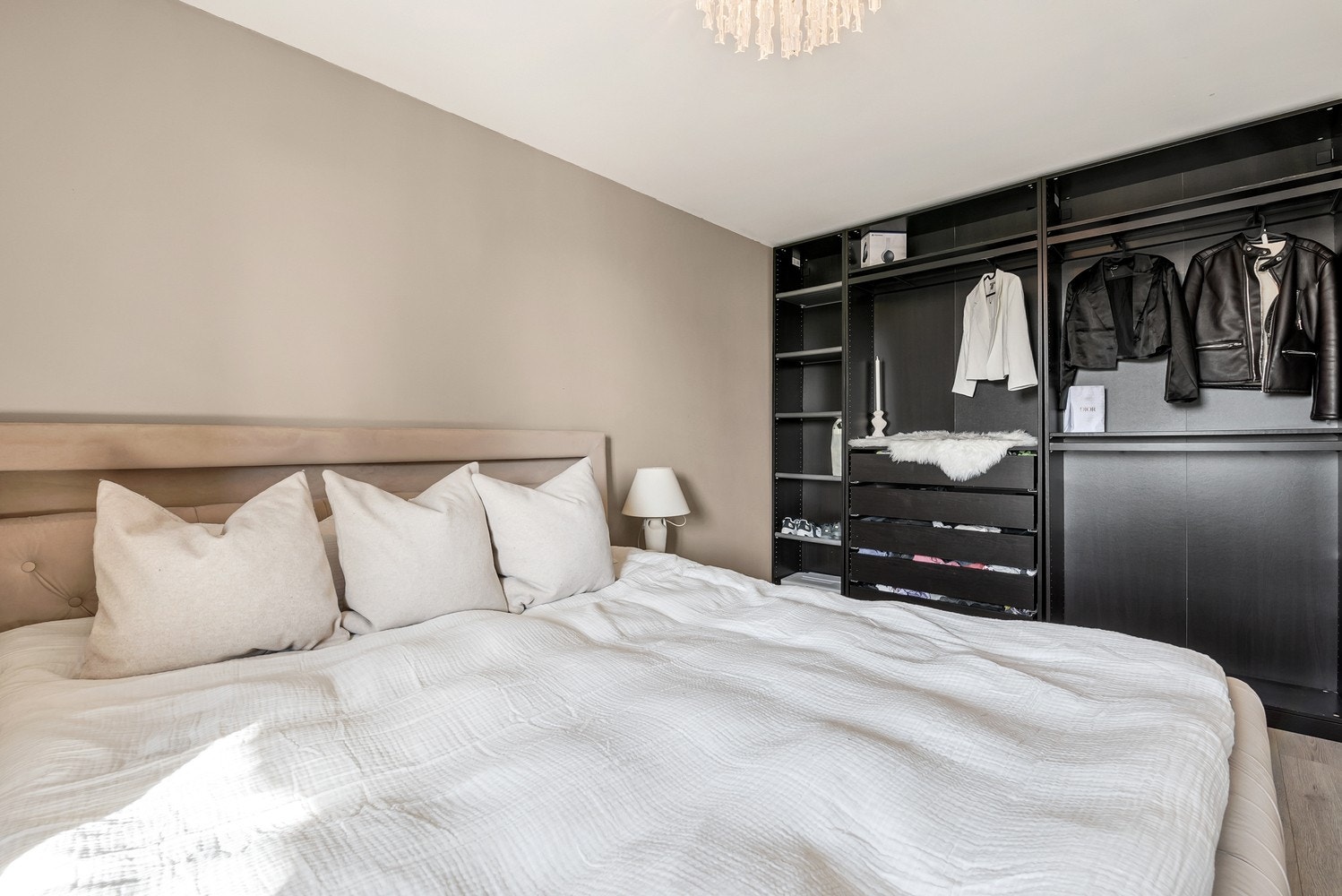 Særdeles gode muligheter for oppbevaring i romslig garderobeskap. Galleribilde