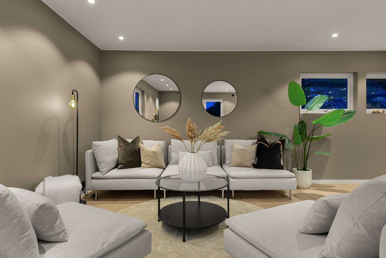 Svært moderne og tiltalende standard. En-stavs gulv, delikate fargevalg og downlights i himling. Galleribilde