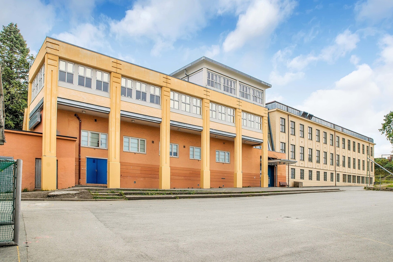 Eiendommen grenser til Berg barneskole og Blussuvoll ungdomsskole. Galleribilde