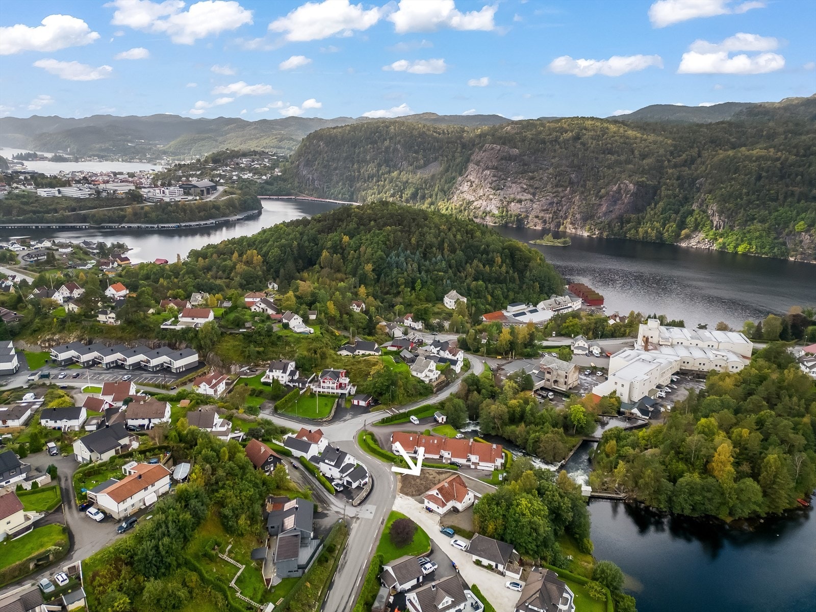 Eiendommen ligger i et etablert boligområde på Drangeid. Gode solforhold og vestvendt beliggenhet. Galleribilde