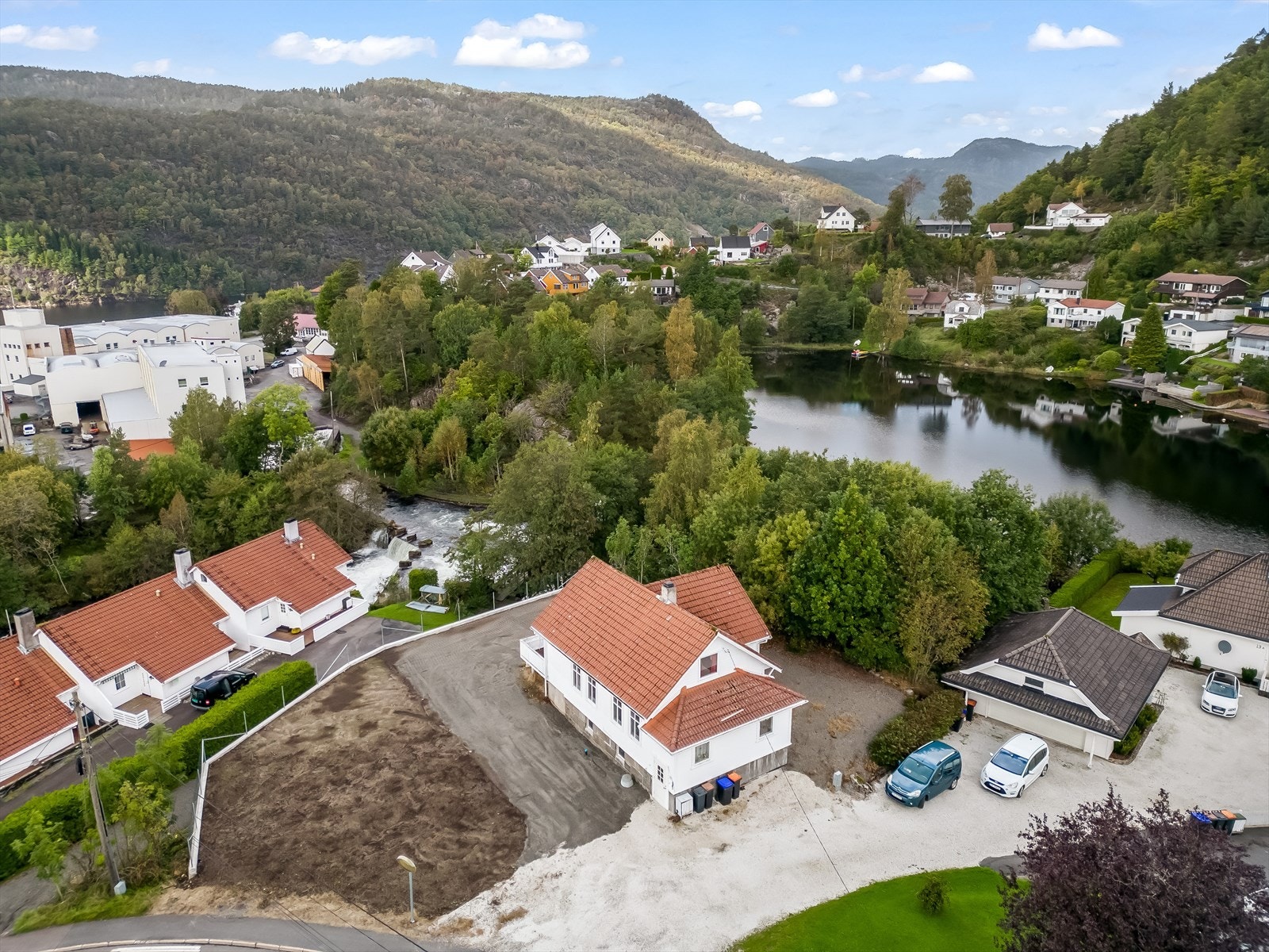 Tomta er planert ut slik at det her kan bli en lettstelt plen. Galleribilde