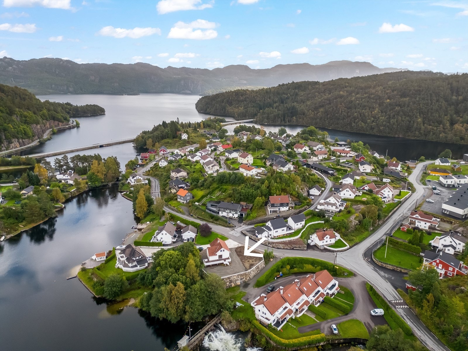 Tomta er opparbeidet med ny forstøtningsmur i naturstein. Galleribilde