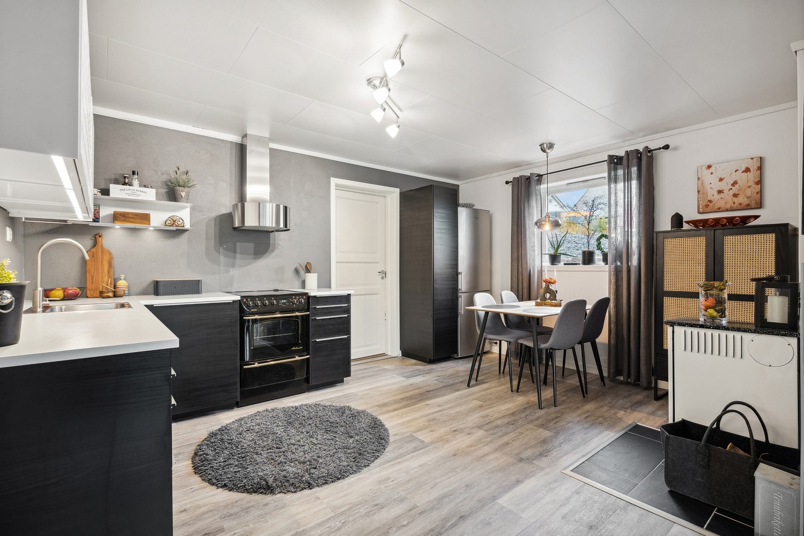 Naturlig sone for spisegruppe på kjøkken. Galleribilde