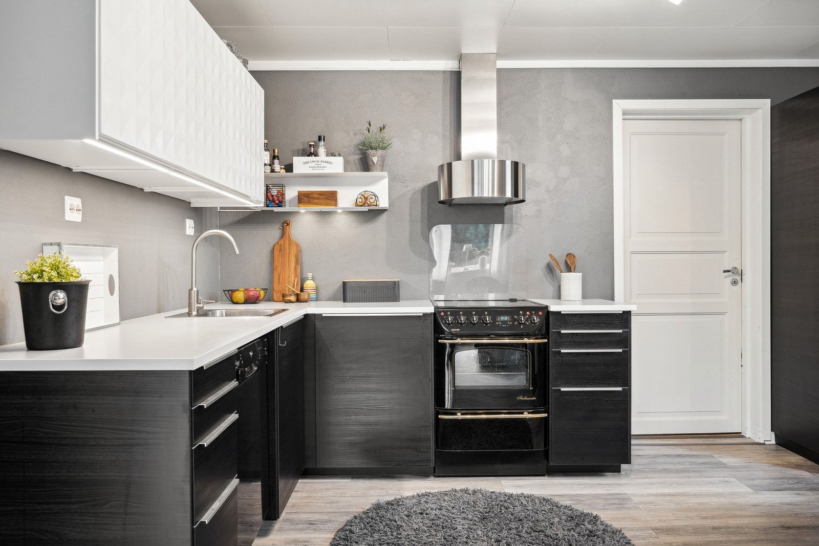 Kjøkkenet har innredning med glatte fronter. Benkeplaten er av laminat. Galleribilde