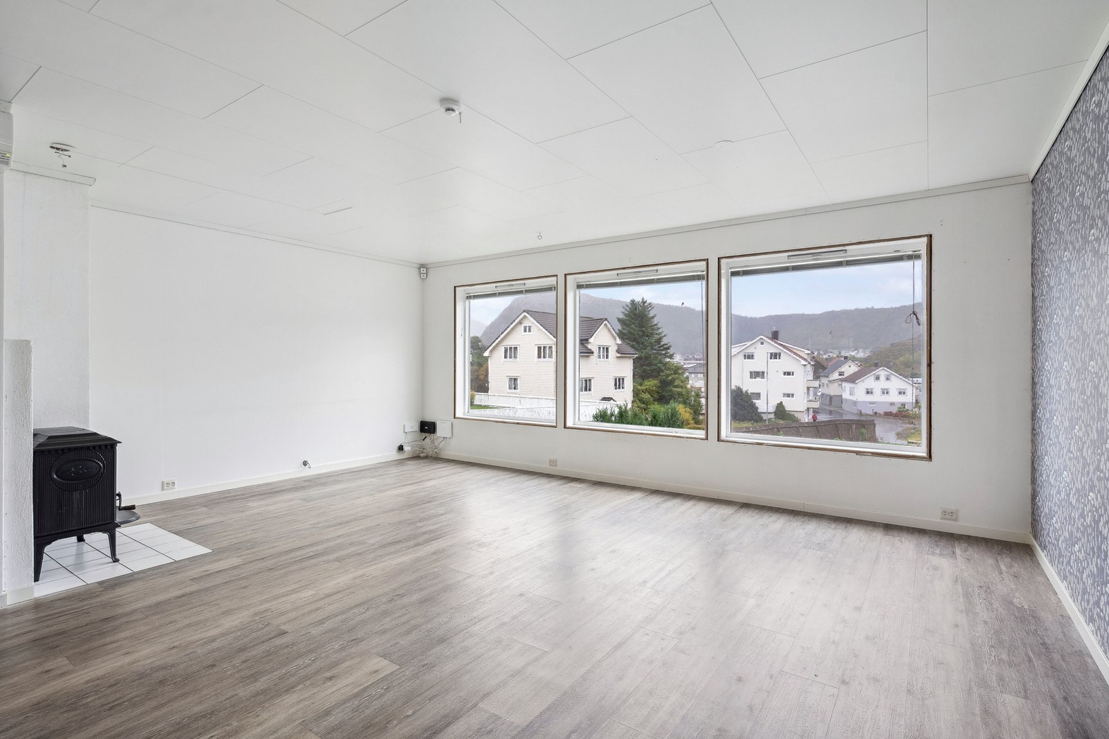 Romslig stue med god plass til å møblere etter eget ønske. Galleribilde