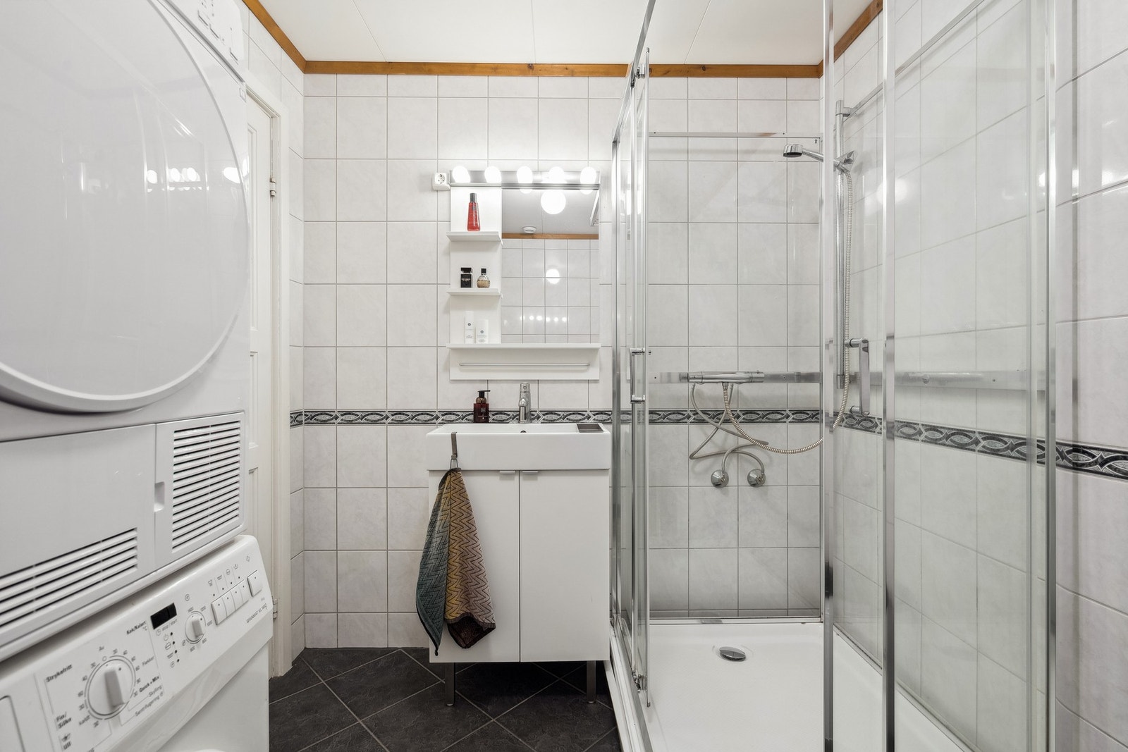 Bad/vaskerom som ble oppgradert en del, trolig på begynnelsen av 2000. Galleribilde