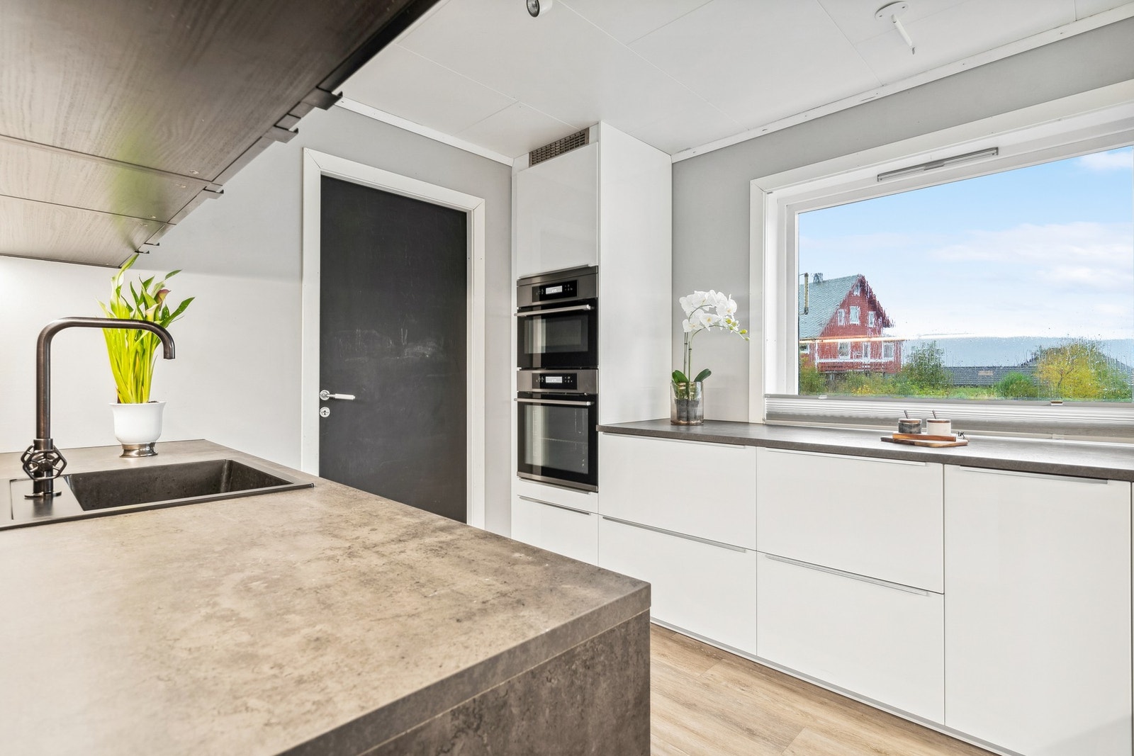 Det er kjøleskap, oppvaskmaskin, induksjonstopp, mikro og stekeovn. Galleribilde