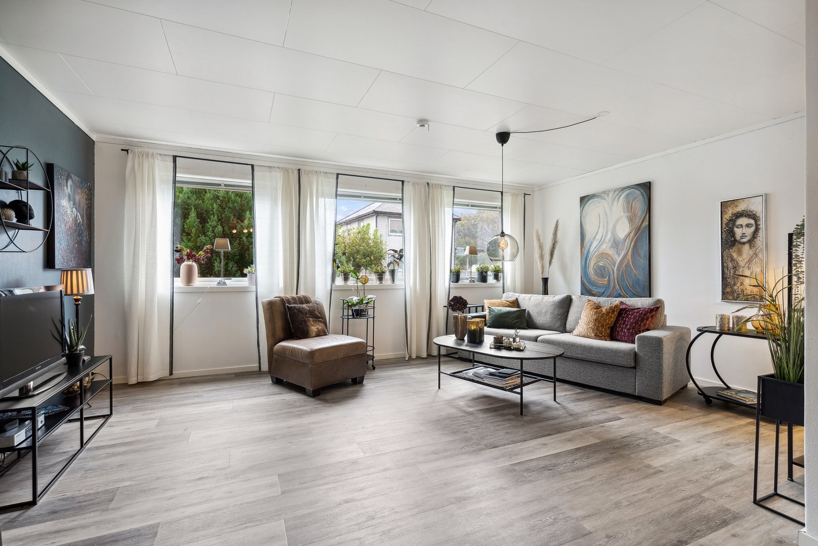 Stor stue med god plass til ønskelig møblement. Galleribilde