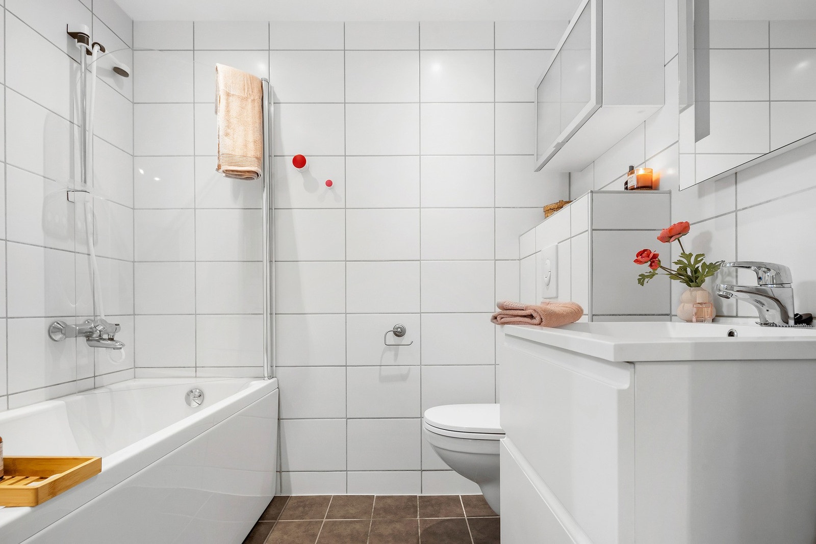 Badet i 2.etasje er også flislagt og i samme stil. Her er dusjen byttet ut med et flott badekar. Galleribilde