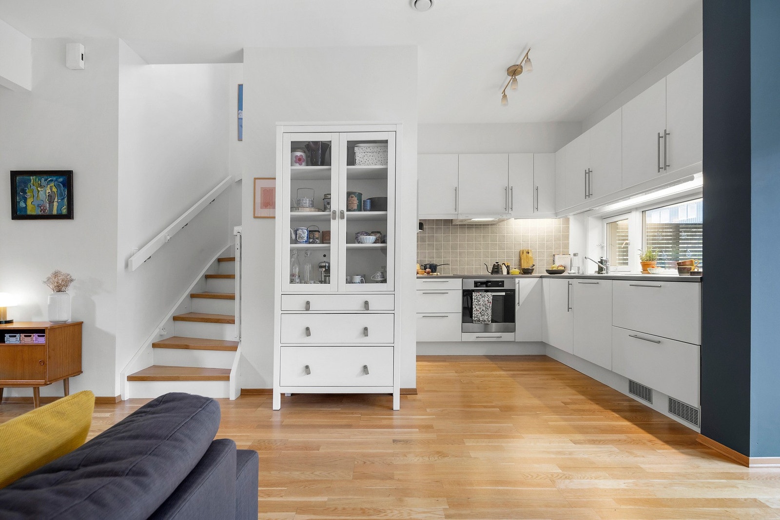 Flott, tidløst kjøkken med integrerte hvitevarer. Stekeovn, platetopp, kjøleskuffer og oppvaskmaskin. Ekstra frittstående kjøleskap kan plasseres i boden under trappen til info. Galleribilde