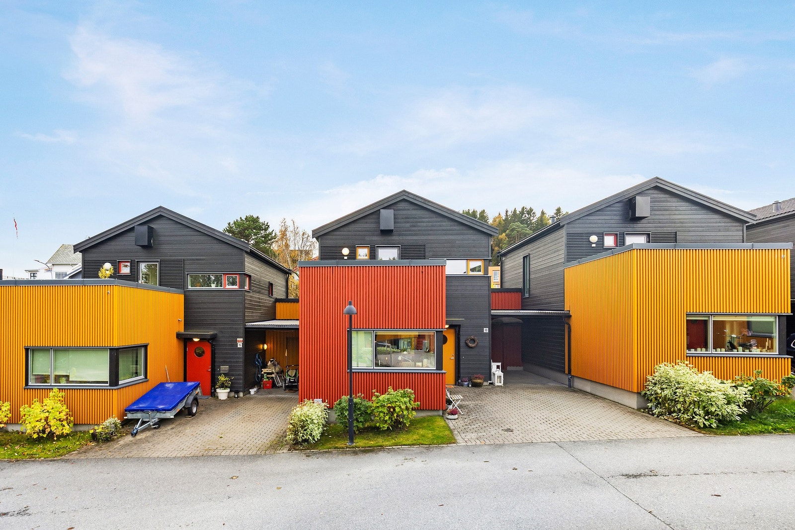 En flott enebolig i Sjøhaven på Nedre Charlottenlund. Boligen ligger i et barnevennlig og attraktivt område med rusleavstand til Rotvollfjæra. Galleribilde
