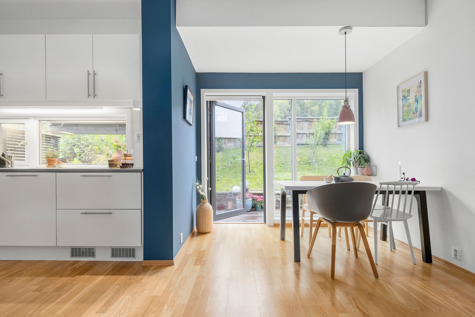 Nydelig, lys og flott spisestue med direkte utgang til baksiden av huset. Galleribilde