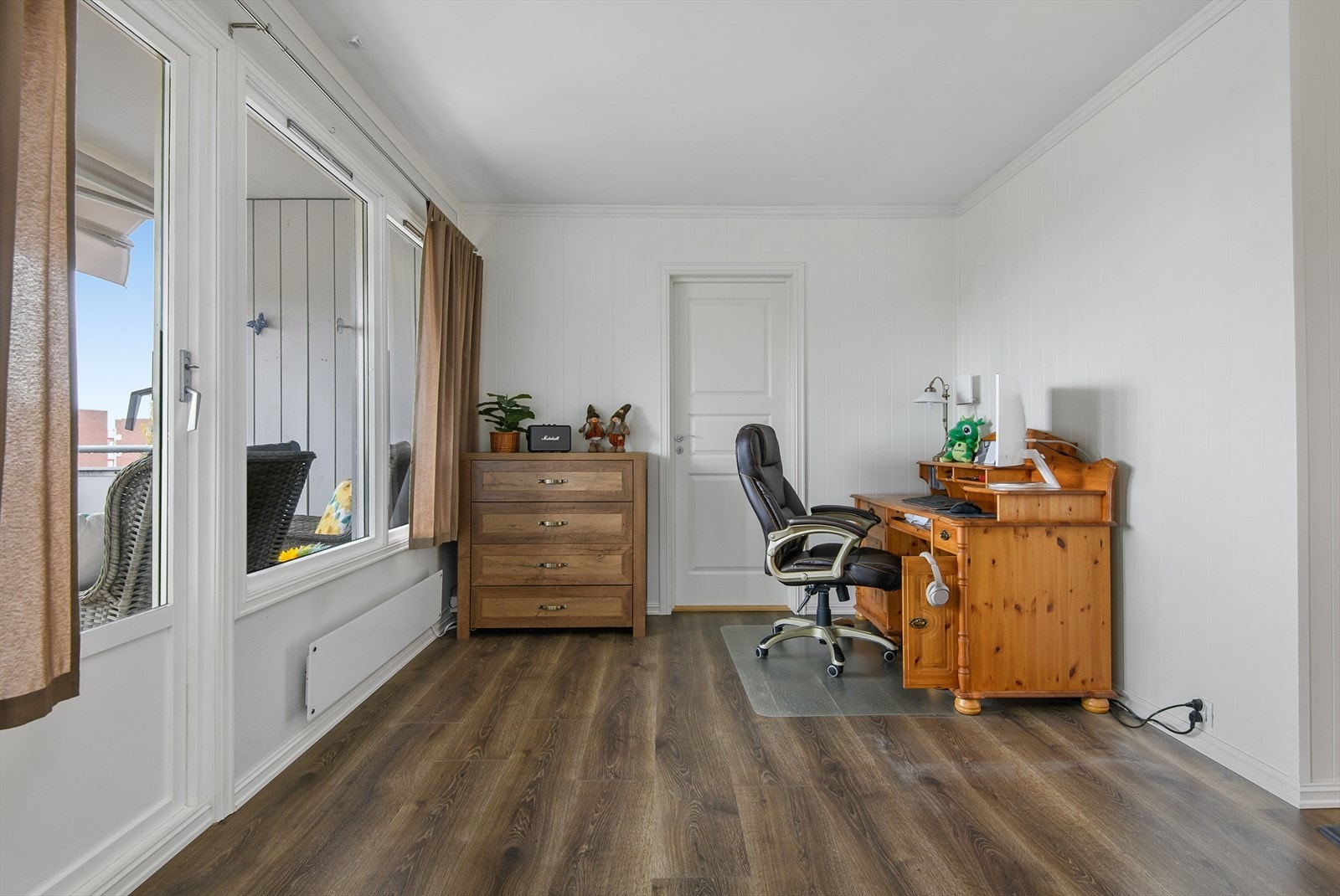 Det er godt med vindusflate mot vest, som gir naturlig lysinfall Galleribilde