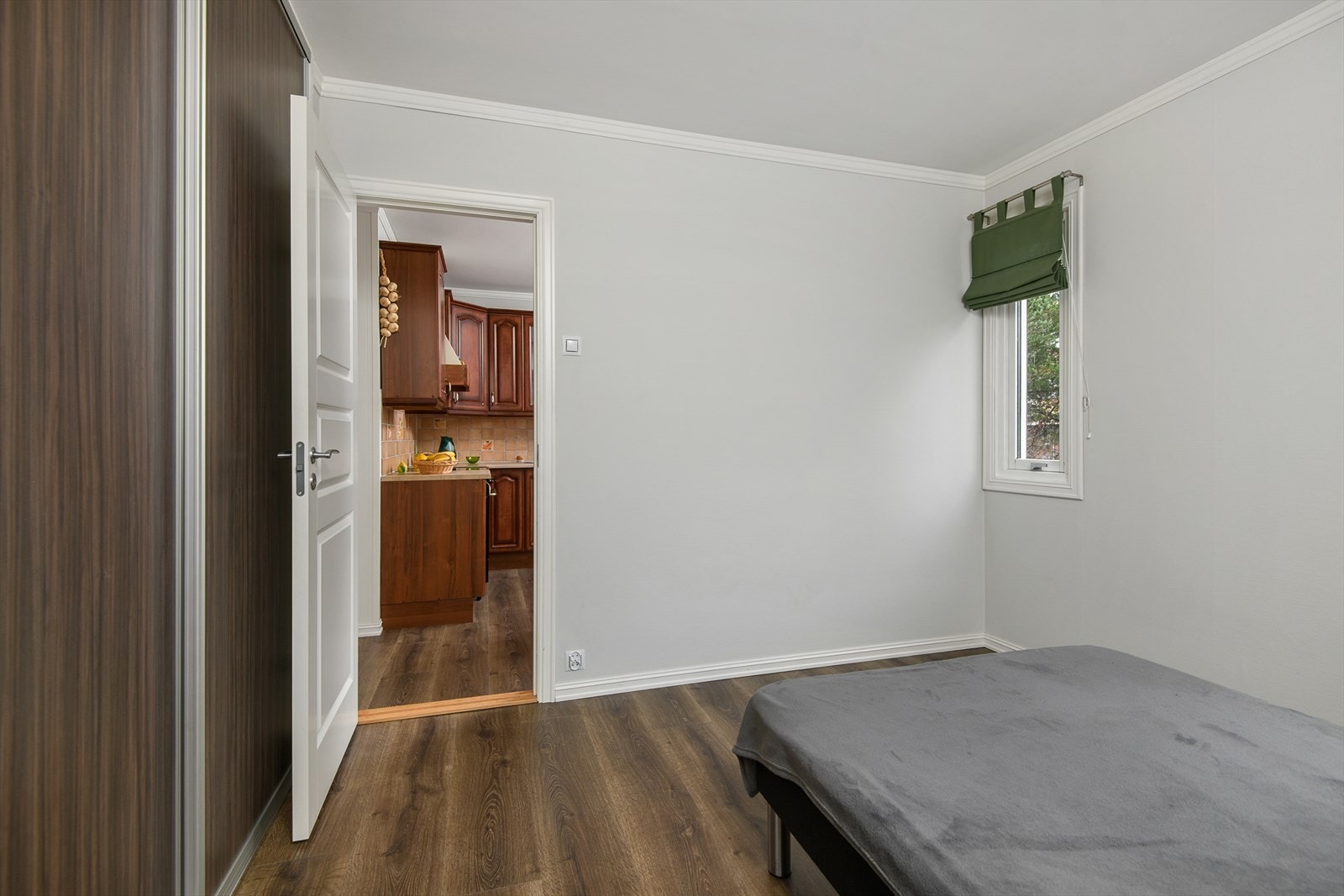 rommet har romslig skyvedørsgarderobe og adkomst inn til bod Galleribilde