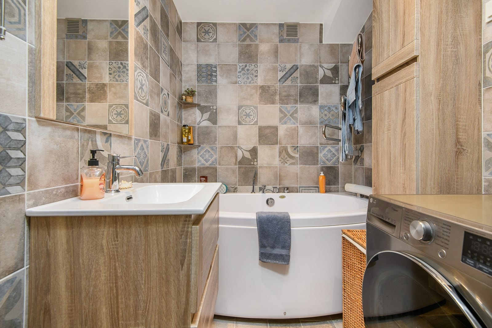 Badet ble renovert i 2021, og har flislagte vegger og gulv med elektriske varmekabler Galleribilde