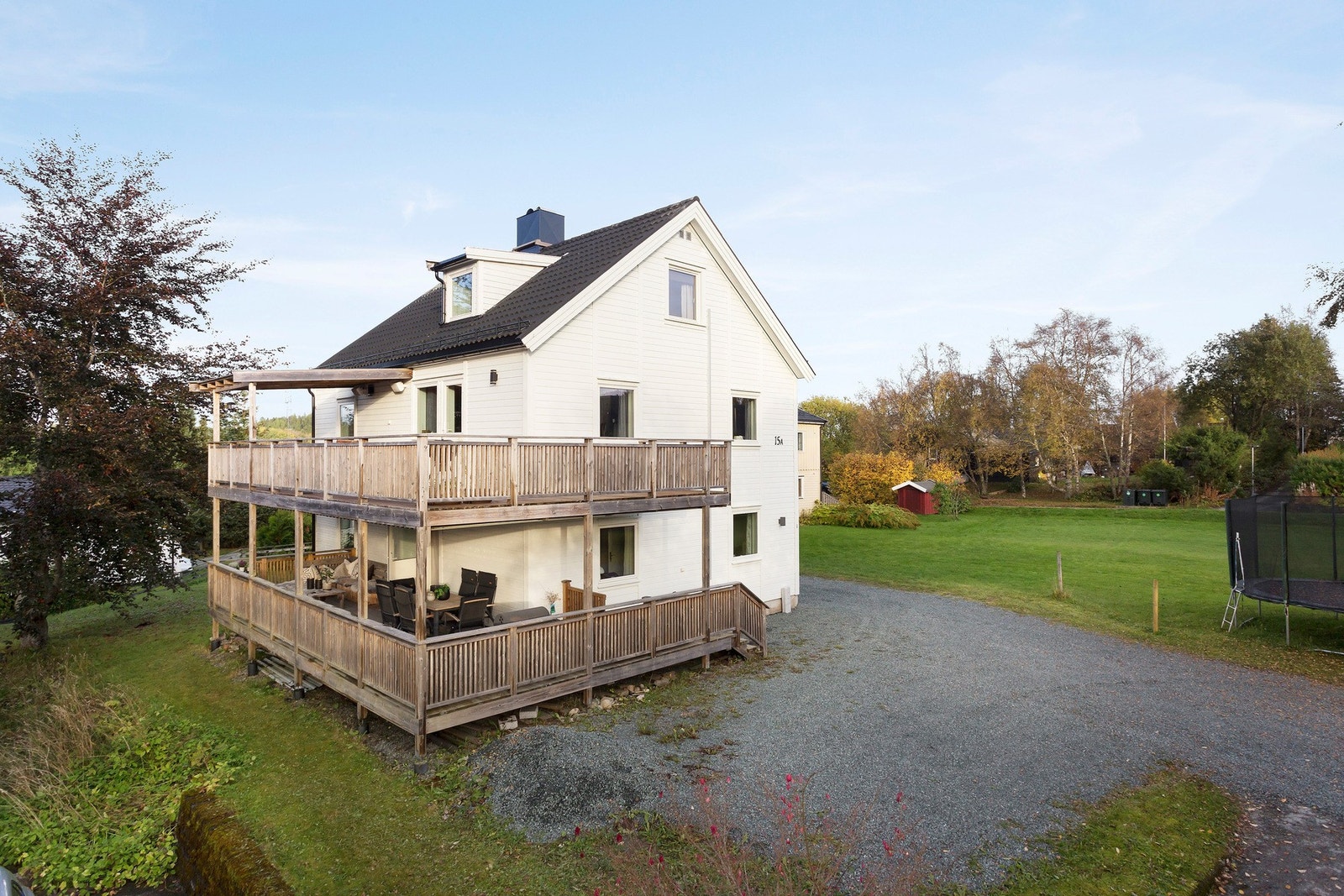 Fasade sett fra vest. Godt med plass til parkering på oppstillingsplassen. Galleribilde