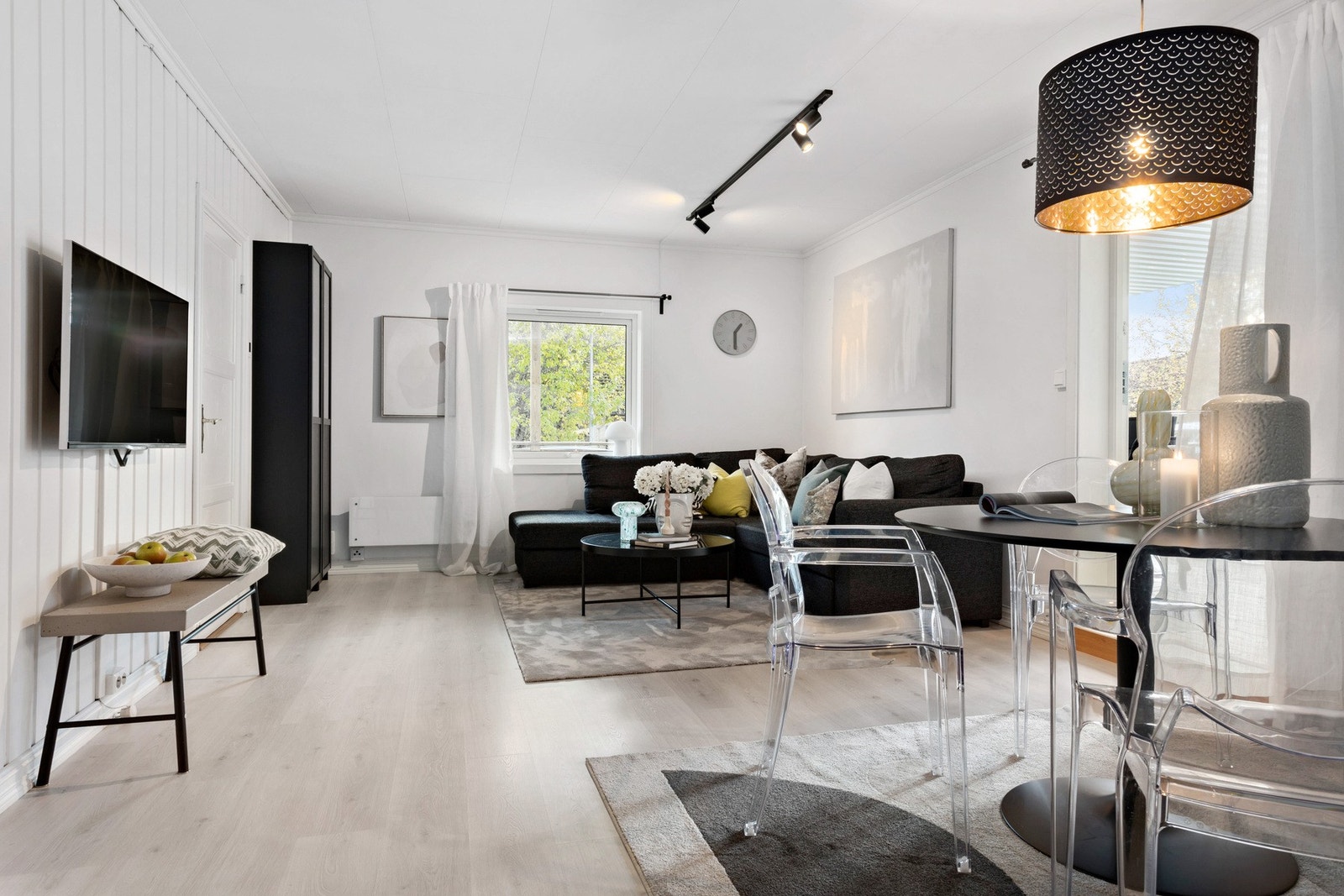 Store vindusflater sørger for godt med lysinnslipp. Galleribilde