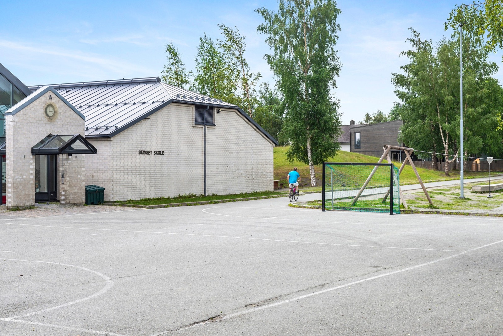 Boligen sokner til Stavset barneskole og Ugla ungdomsskole som ligger hhv. 400 og 2 000 meter unna. Galleribilde