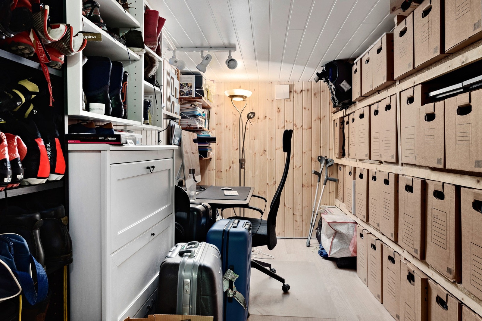 Se avtale vedlagt i salgsoppgaven for hvordan arealet i kjelleren disponeres av de to seksjonene i tomannsboligen. Galleribilde