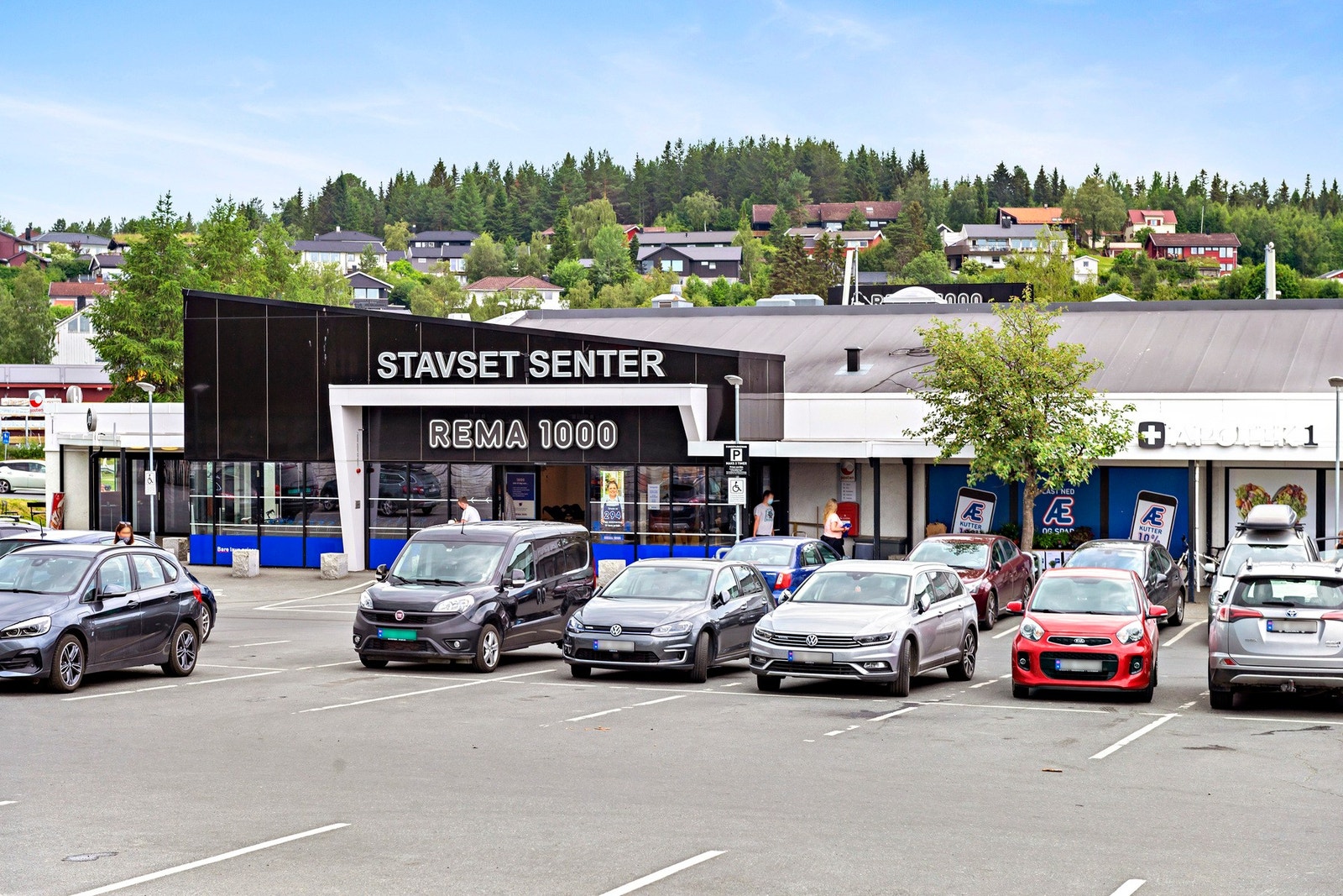 Stavset Senter ligger omkring 200 meter unna. Praktisk i en travel hverdag! Galleribilde