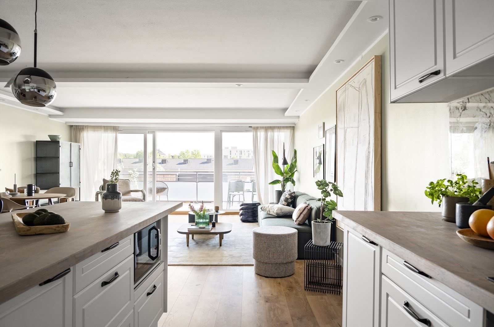 Innredning med profilerte fronter fra Blum. Laminatgulv med varme, malte vegger og tak Galleribilde