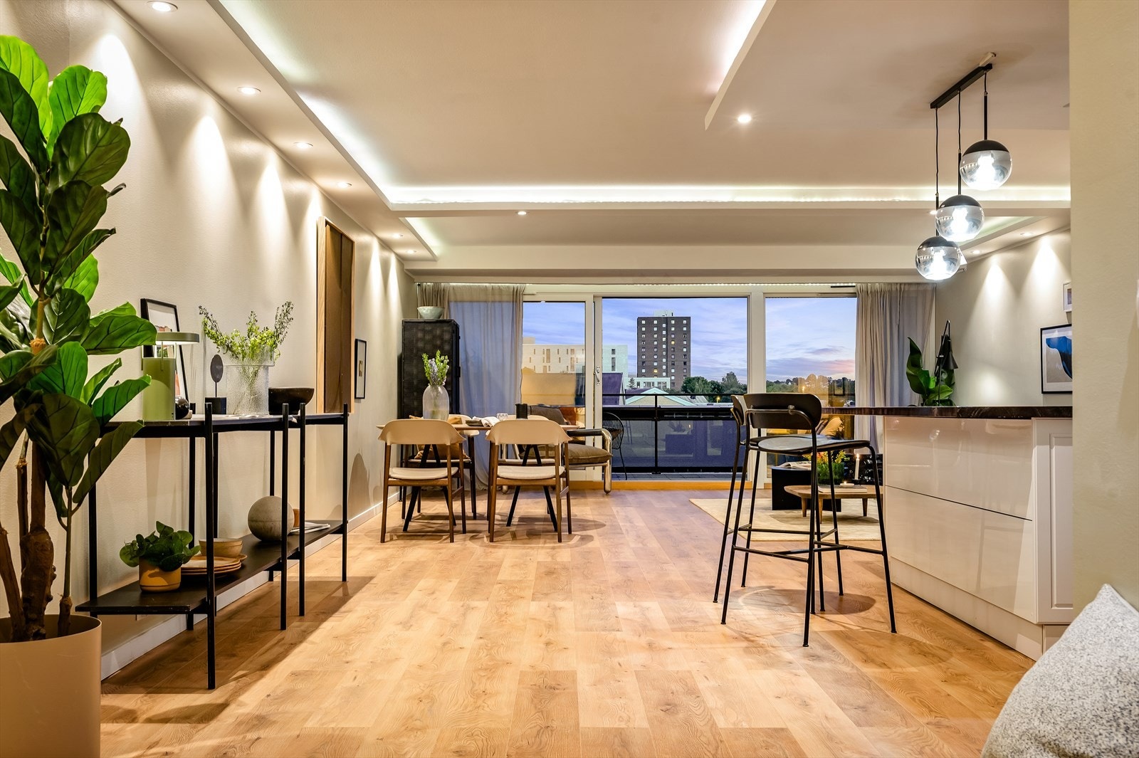 Åpen løsning mot kjøkkenet gjør det til et trivelig allrom Galleribilde