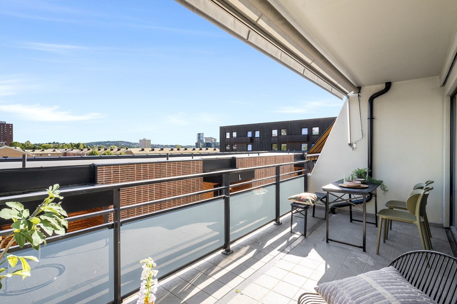 På varmere dager blir balkongen en naturlig forlengelse av stuen. Galleribilde