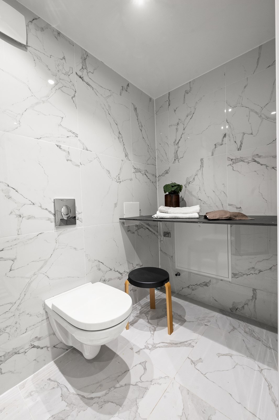 Vegghengt toalett fra Villeroy & Boch med innebygget sisterne fra Grohe Galleribilde