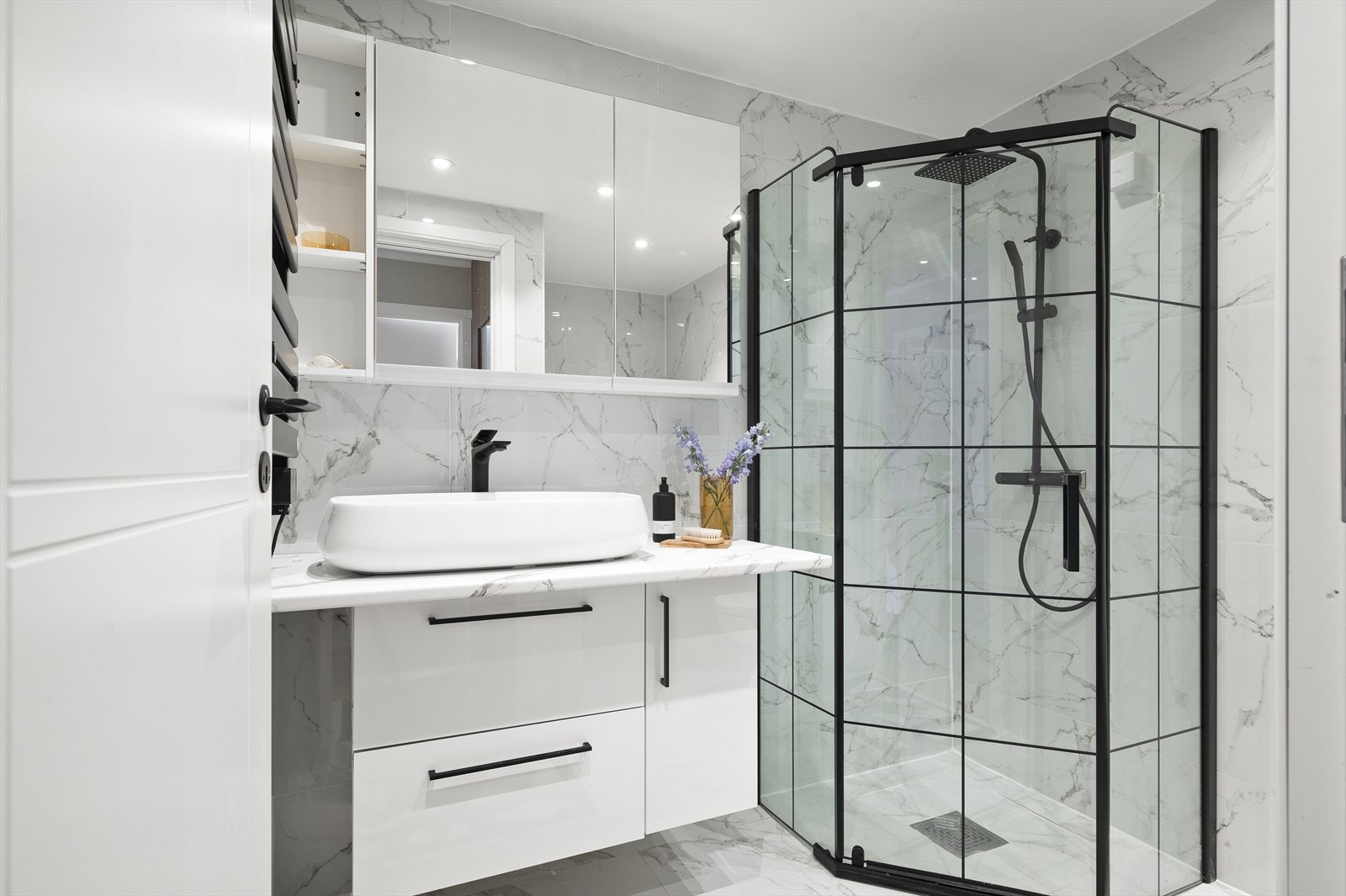 Flislagt baderom fra 2023 med gulvvarme og opplegg for vaskemaskin og tørketrommel Galleribilde