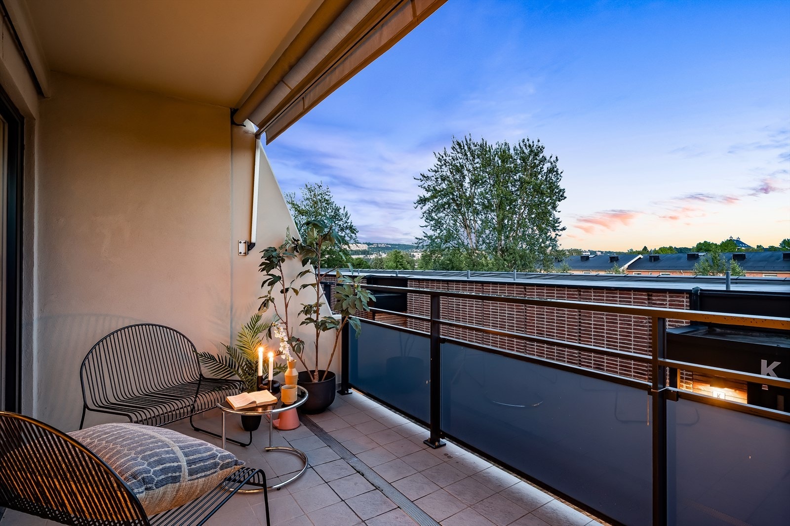 Balkongen ble rehabilitert i 2018 og er i betong med rekkverk i stål og glass og flislagt gulv. Galleribilde