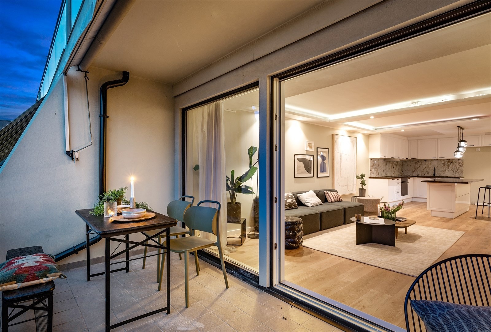 Balkongen er på ca. 11,3 kvm. og har således god plass til utemøbler og grill. Galleribilde