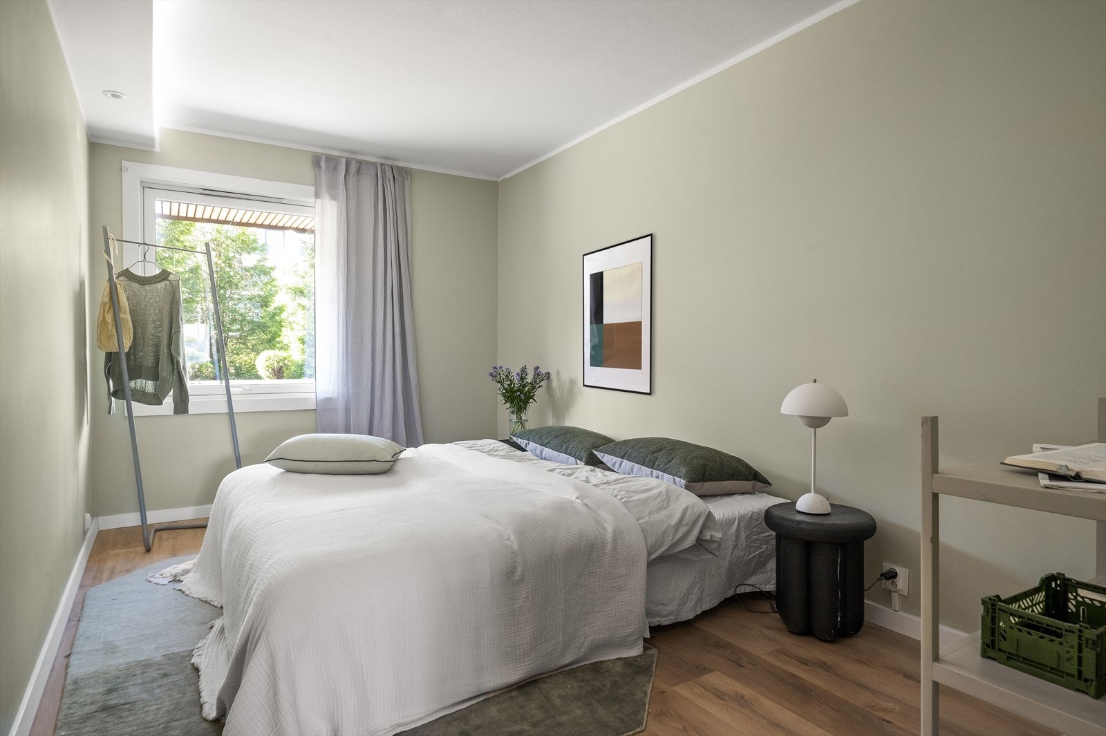 Hovedsoverommet er romslig med plass til stor seng med plass til nattbord på begge sider av sengen Galleribilde