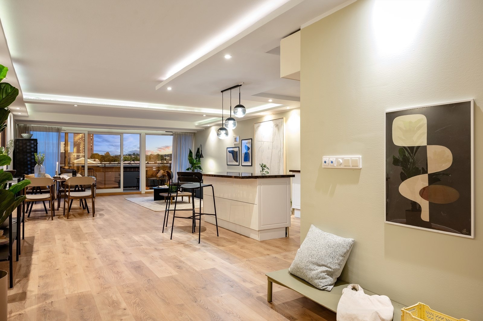 Leiligheten har en god og stor stue med rikelig plass til møblering Galleribilde