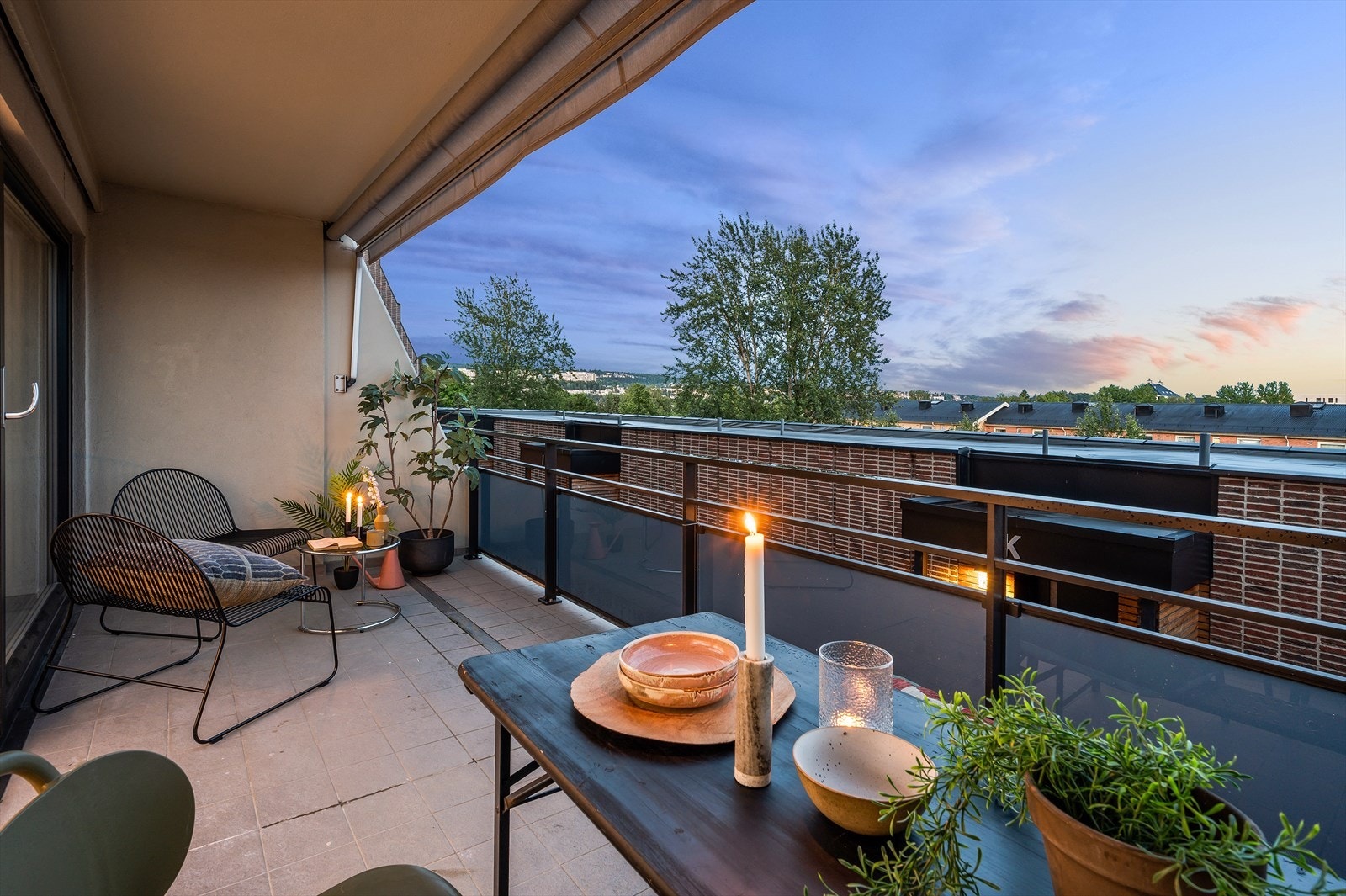 Dette er en rålekker og nyoppusset 3-roms på 90 kvm. med solrik balkong, flott utsikt og gjennomgående planløsning Galleribilde