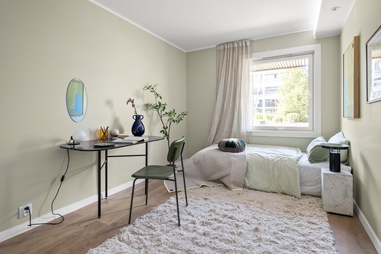 Soverom 2 egner seg godt som gjesterom, barnerom eller kontor. Soverommet har god plass til ønsket sengeløsning, samt skap. Galleribilde