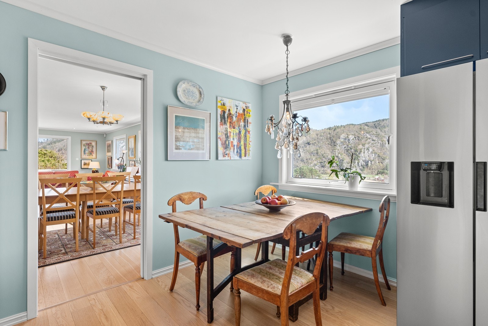 Plass til spisebord hvor man har flott utsikt. Galleribilde