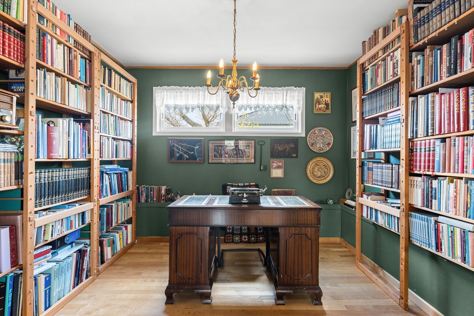 Bibliotek i enden av stuen. Galleribilde