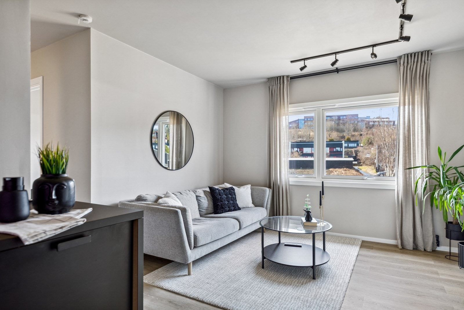 Leiligheten bærer preg av delikate farge- og materialvalg. Galleribilde