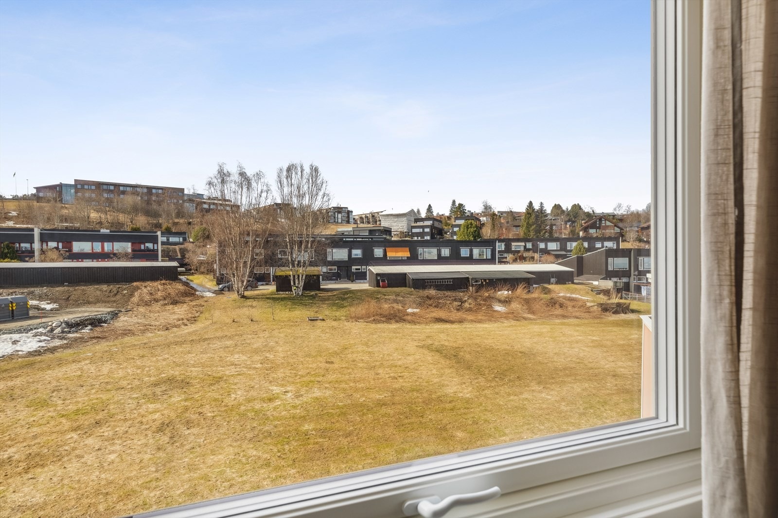 Boligen har en god beliggenhet i bygget, og vender ut mot et rolig boområde. Vinduene er skiftet i 2022. Galleribilde